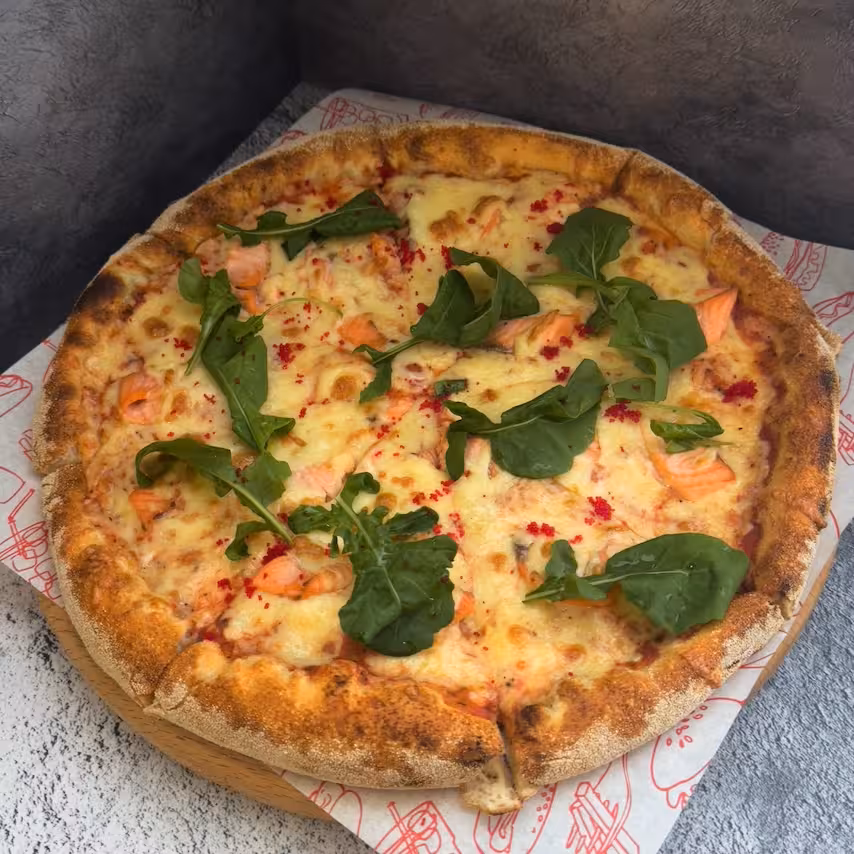 Фото Пицца с форелью и свежей руколой